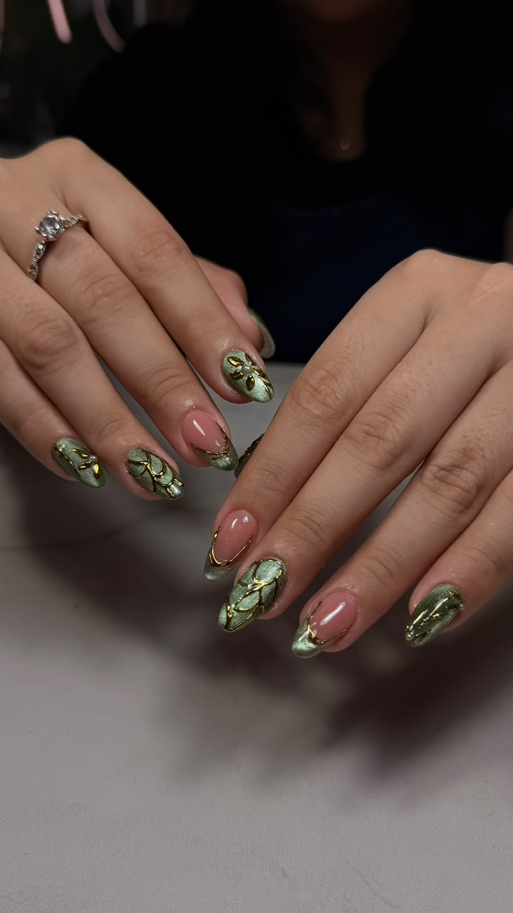 Uñas verde salvia y nude con delicadas vetas de hoja de oro