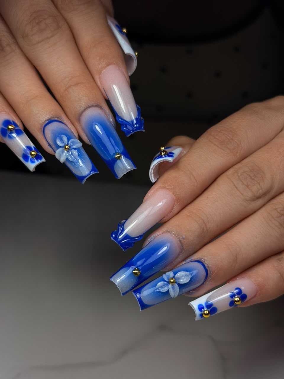 Uñas coffin azul y blanco con flores 3D y puntos dorados