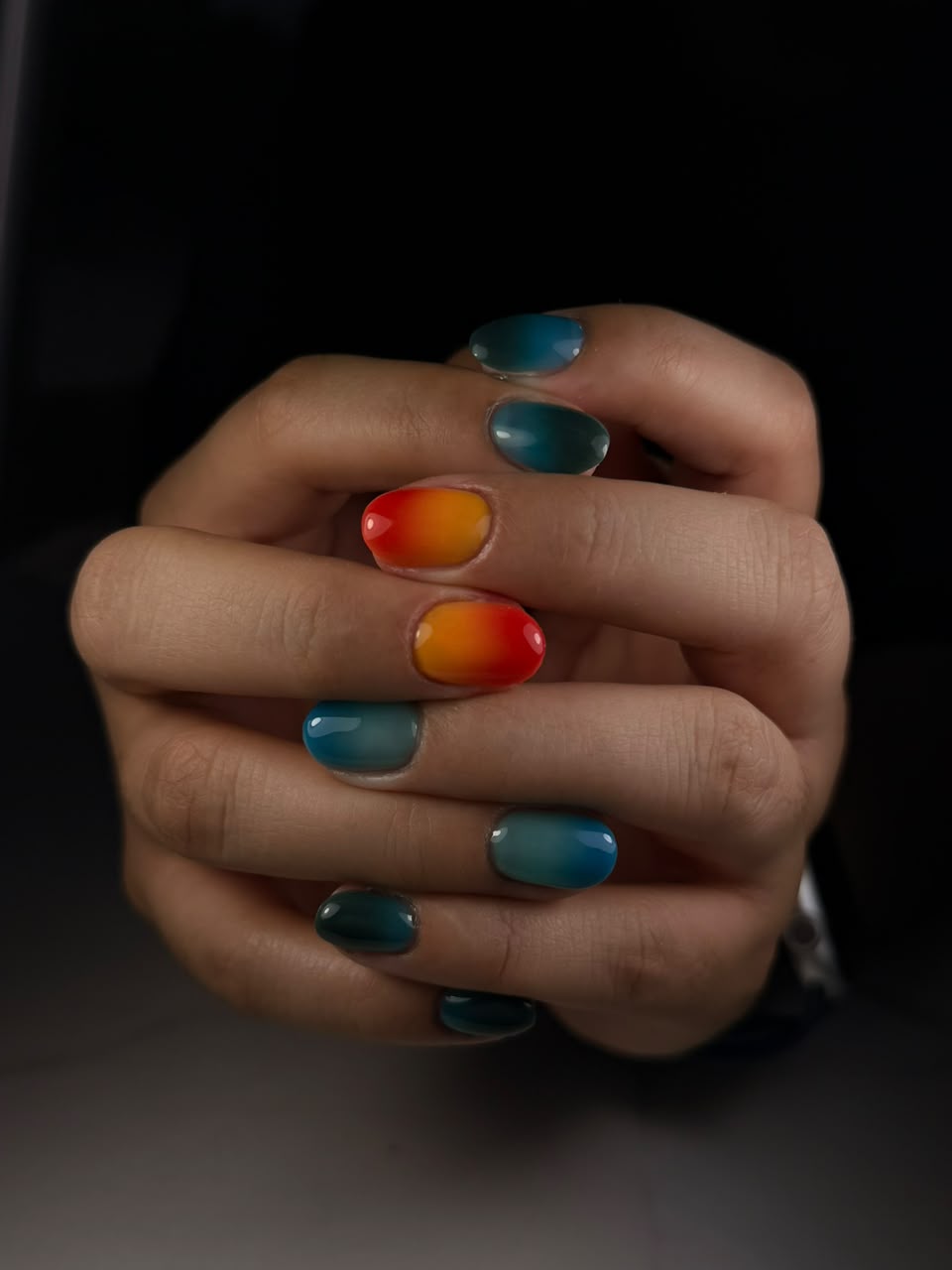 Uñas ombré verde azulado y naranja, brillantes