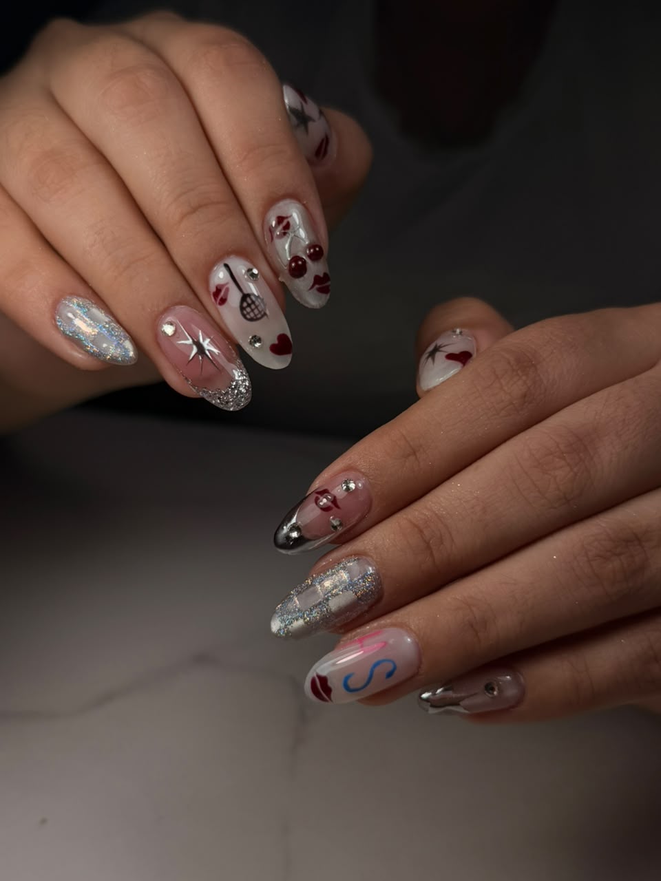 Uñas blanco y rosa con corazones, estrellas, glitter y piedras