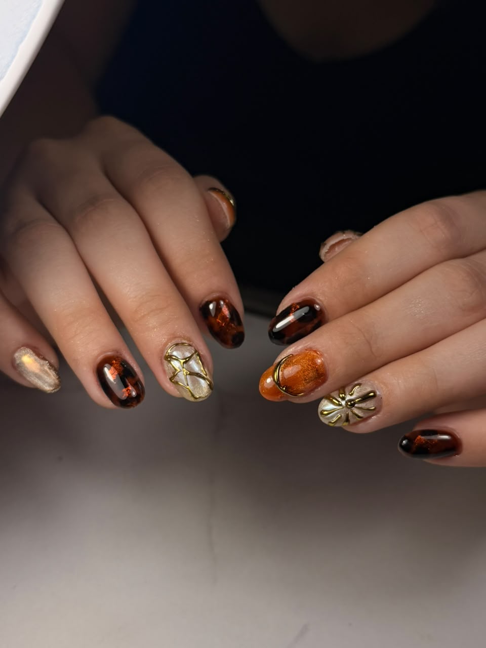 Uñas ámbar tortuga con perla y detalles dorados