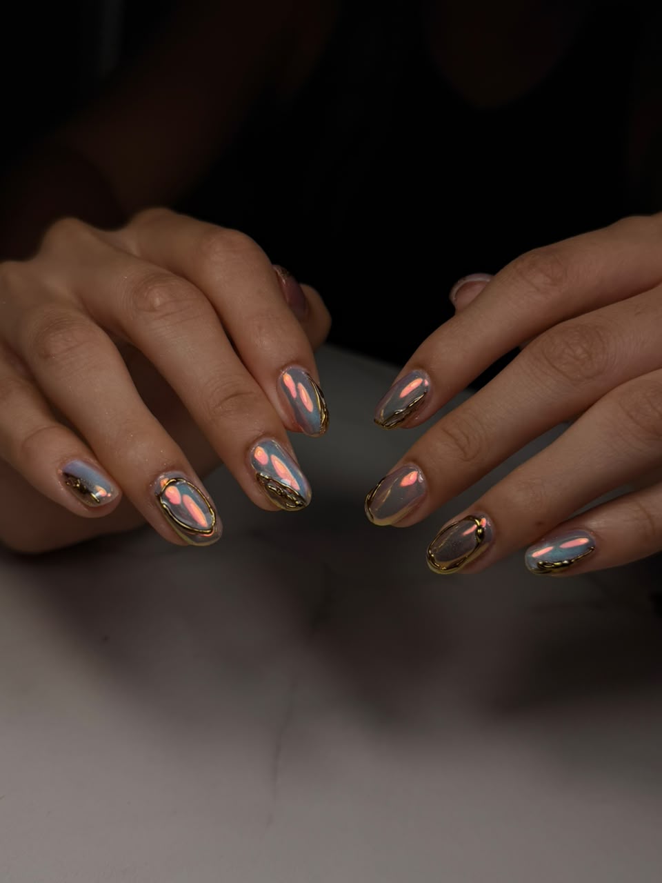 Uñas ombré verde azulado y naranja en ambas manos